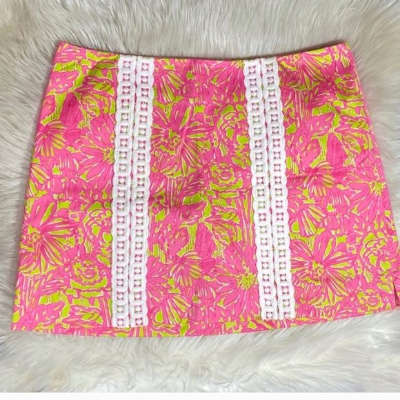 Lilly Pulitzer Pants - Lilly Pulitzer Adelaide Skorts in Daiquiri Pin Secret Garden, Embroidery